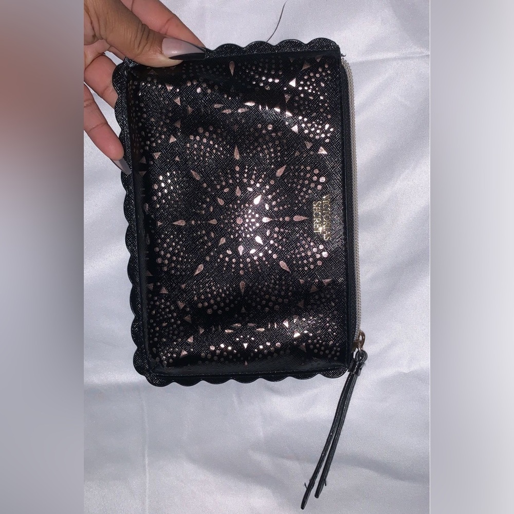 VICTORIA’S SECRET CLUTCH/WRISTLET EUC